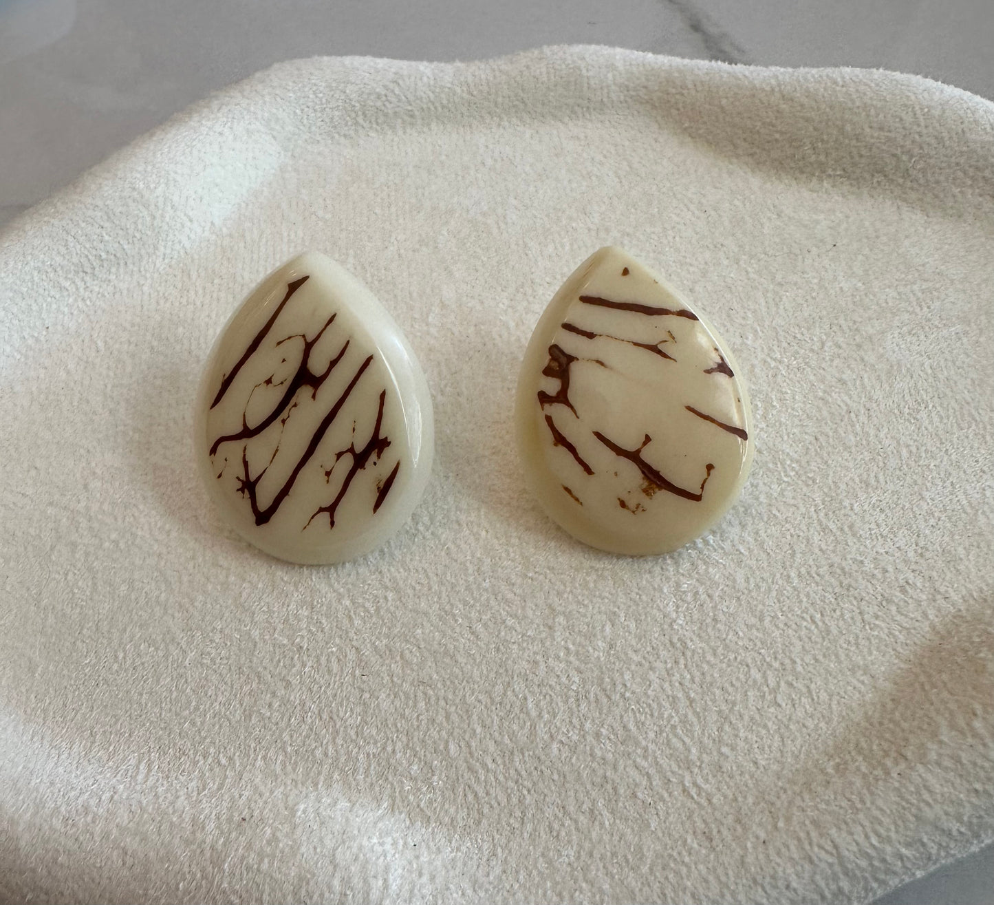Earth Petal Earrings - Bege